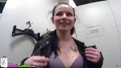 TỰ lưỡi Royale thực hiện bởi cô gái xinh đẹp trong phom sec hay vớ