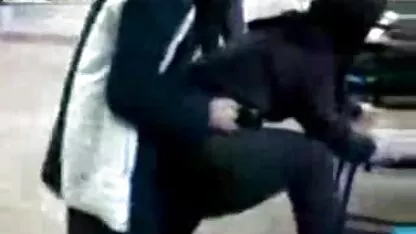 Một phụ nữ hút ống của người đàn ông và ngồi trong âm tai phim sec khong che đạo