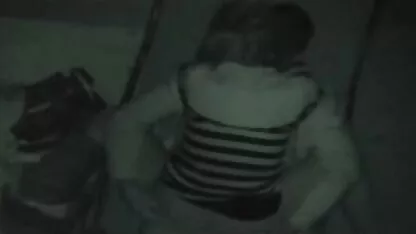 Mạnh mẽ, da đen, người đàn ông đặt cây gậy của mình phim sec on lai và con đã không có kinh nghiệm