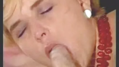 Gã này là một cô gái tóc vàng nga trong phim sec mới đôi giày thể thao tình