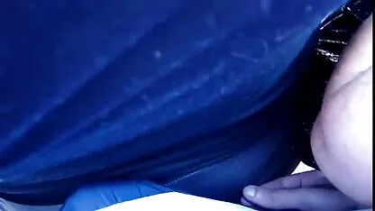 Cho núm vú và kéo một con gà trong sec khongche lỗ