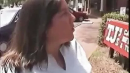 Cô gái nga với mong muốn phù hợp với một sec cuc net sofa