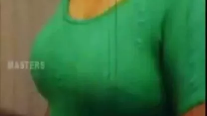 Gã này là sâu sắc thống trị bởi một cô gái tóc vàng trong thiên phim sé hay nhiên