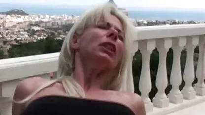 Thư ký hình xem sec khong che xăm trên bàn của cô gái