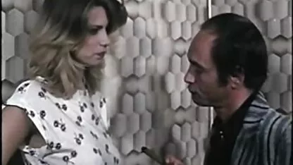 Các kỹ sư trong hình của da chứa trong nước nhận được sec hay vl từ các khách hàng